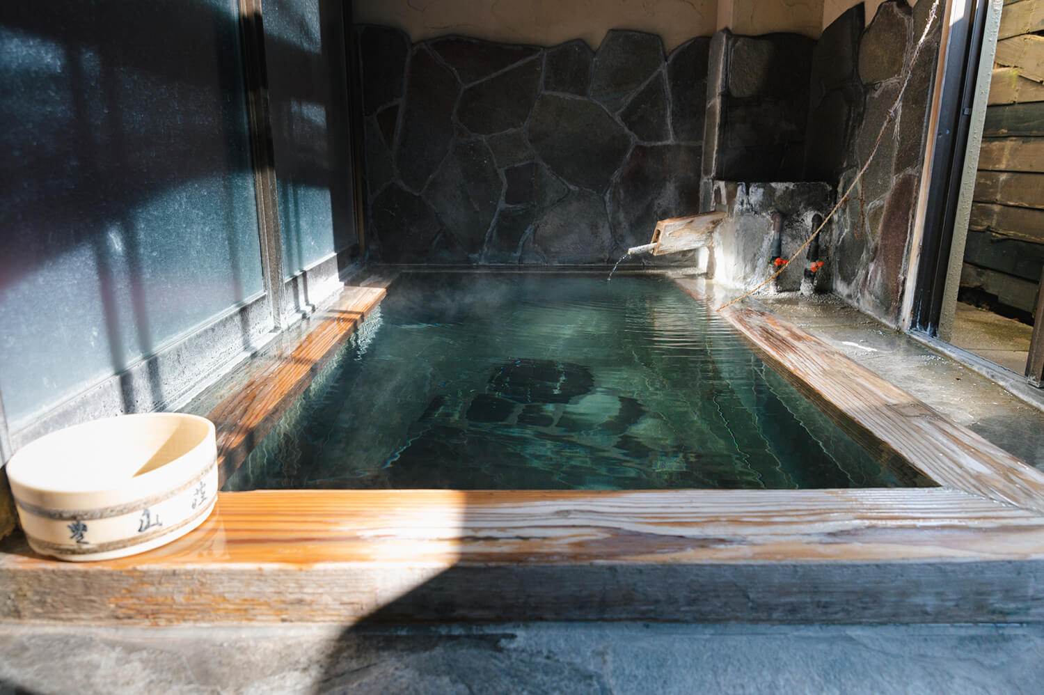 別別府少數可以享受私人基岩浴的設施之一