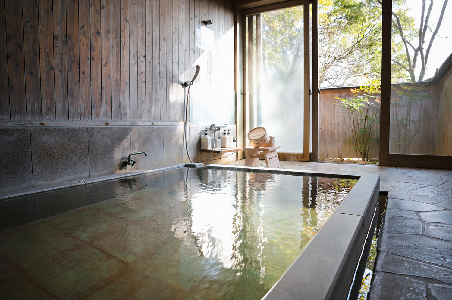 含有大量偏矽酸的美麗肌膚溫泉。 家庭浴池讓人放鬆，不用擔心被人看到。