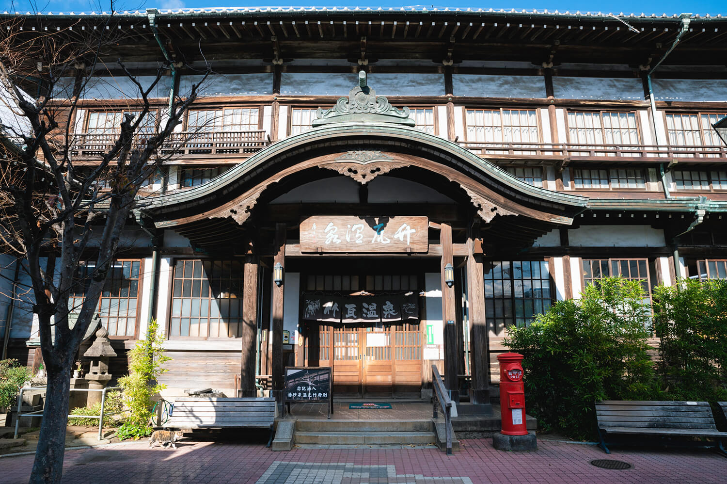 浴缸大到可以容納大約10個人。 變黑是因為溫溫泉成分，而且清潔得很好。