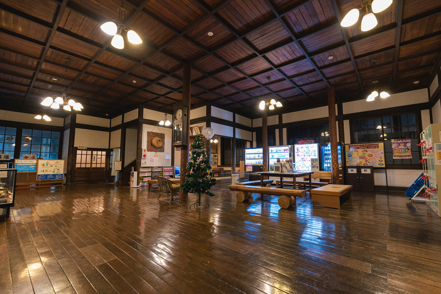 洗完澡後可以放鬆身心的大廳。 高高的天花板，古色古香的空間