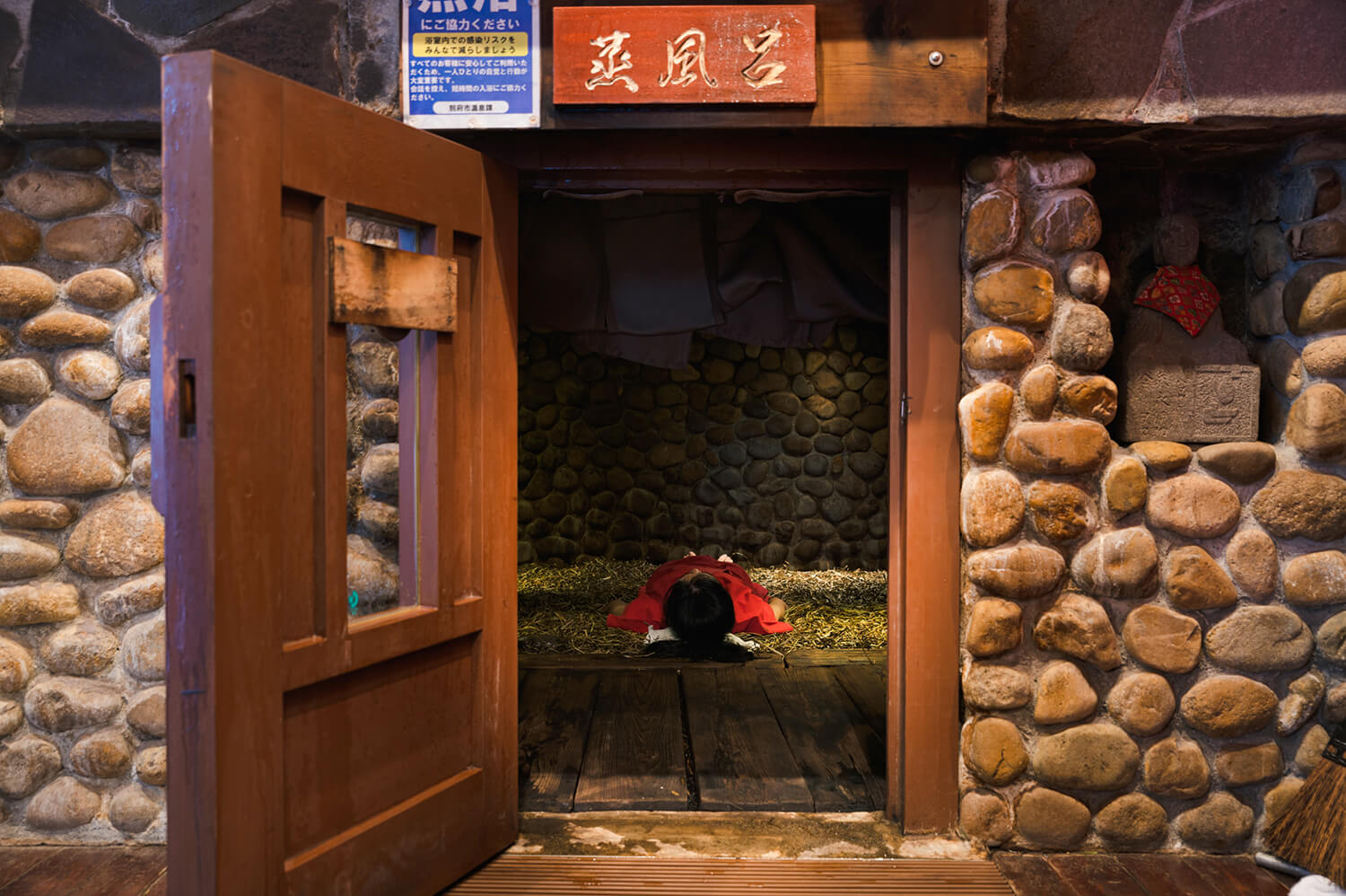 石屋燈光昏暗，桔梗的香味營造出一個放鬆的空間