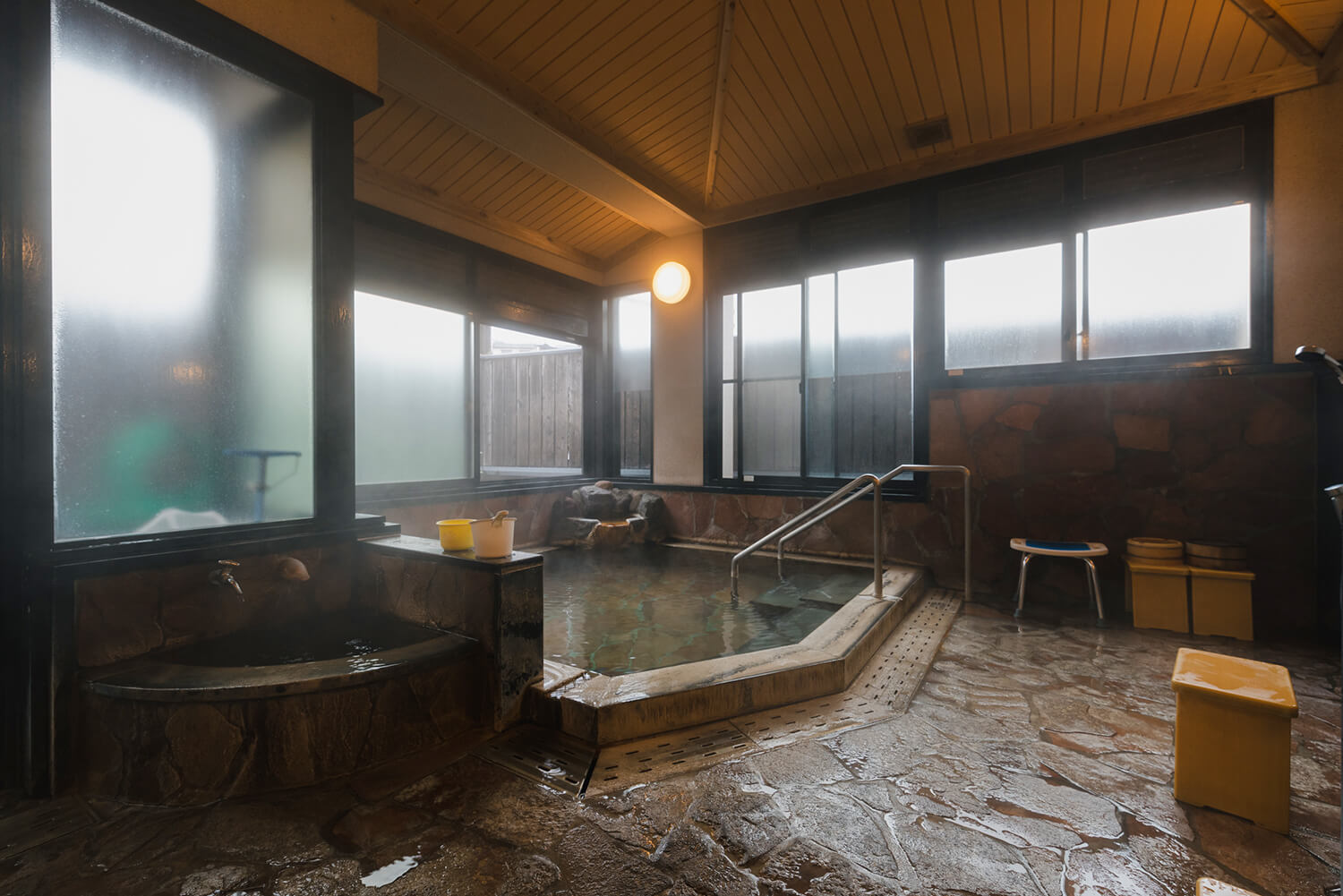 熱氣騰騰的海水後泡的室內浴池是清爽的熱水