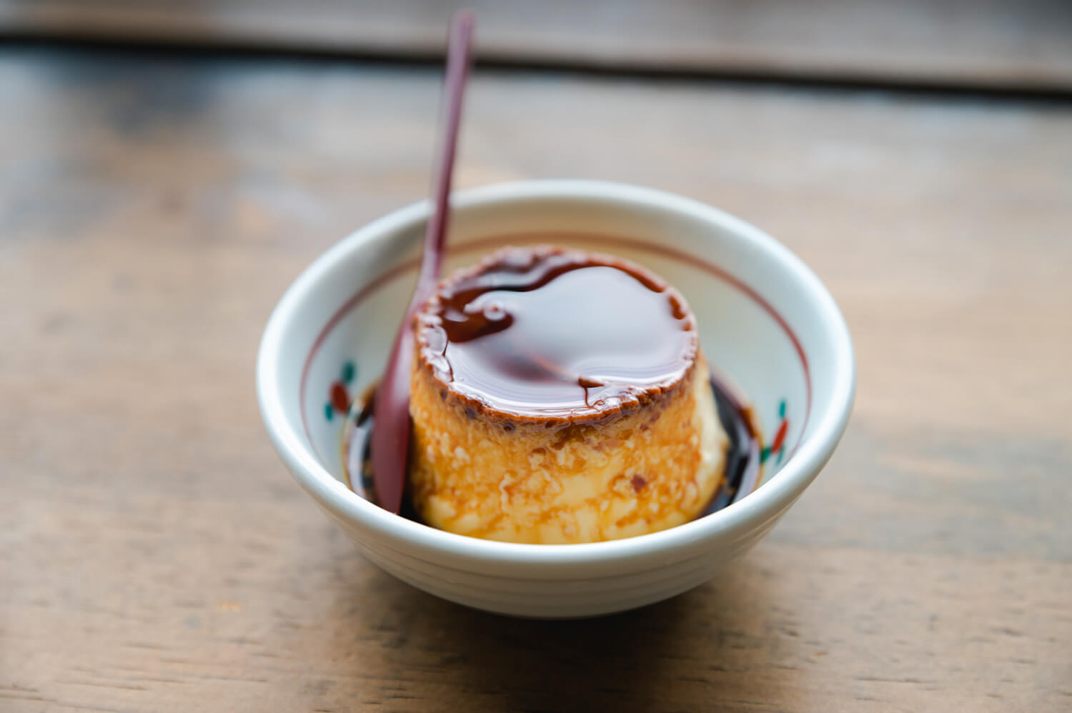 焦糖帶有成熟的味道，帶有強烈的苦味。 欣賞別府的風景時，享受蒸氣騰騰的布丁