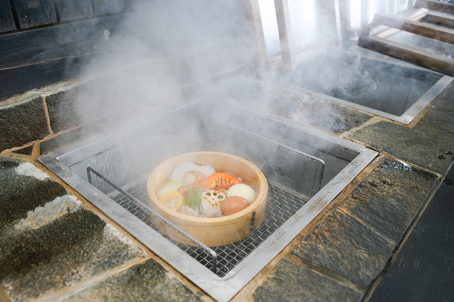 「五顏六色的拼盤蒸」JPY1800。 是海鮮、蔬菜、肉類的套餐，蒸熟約12~13分鐘