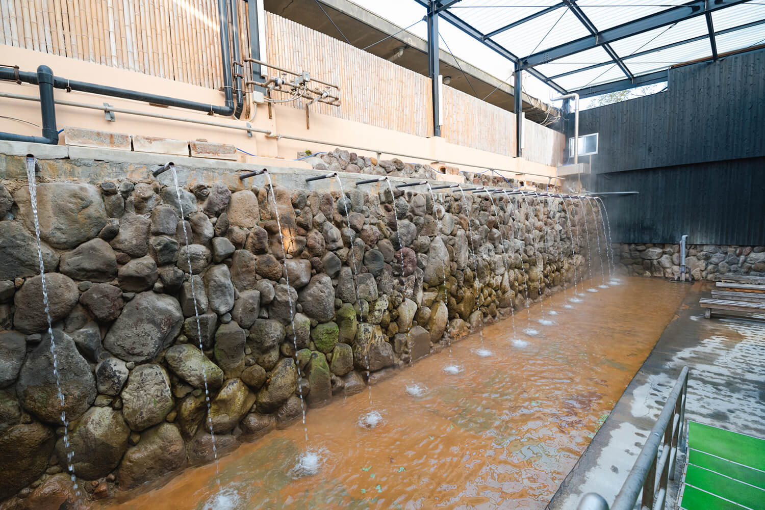 這裡真的是溫泉天堂。 各年齡層、男女、國籍的人們聚集，平日也非常擁擠