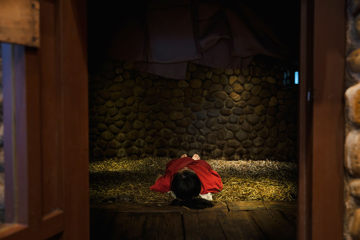 當您躺在覆蓋著藥草關所的石室中時，您會感到舒適，周圍環繞著清新的香味