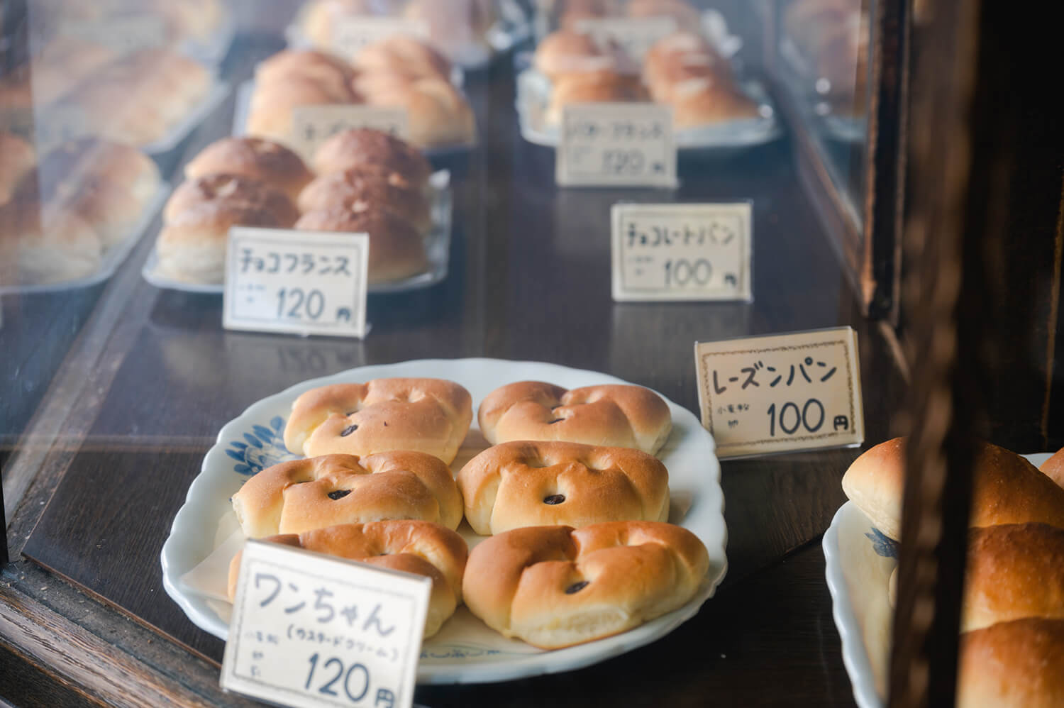 新鮮出爐的麵包香氣會讓人買很多。