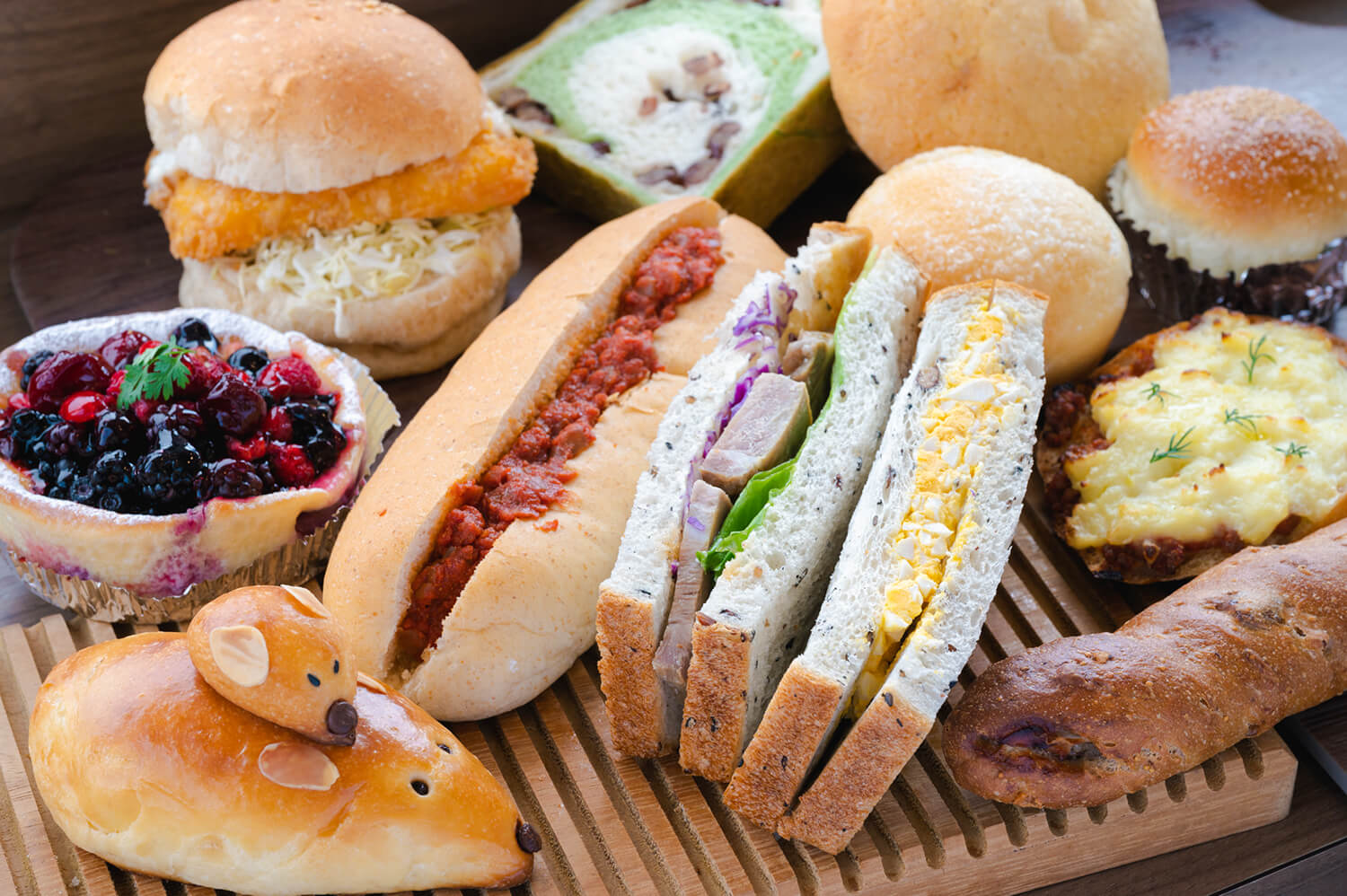 照片中央的「鹽豬肉三明治」是440日圓，左下角的「蘇里」是242日圓。 總之，種類很多，每個麵包都有扇子