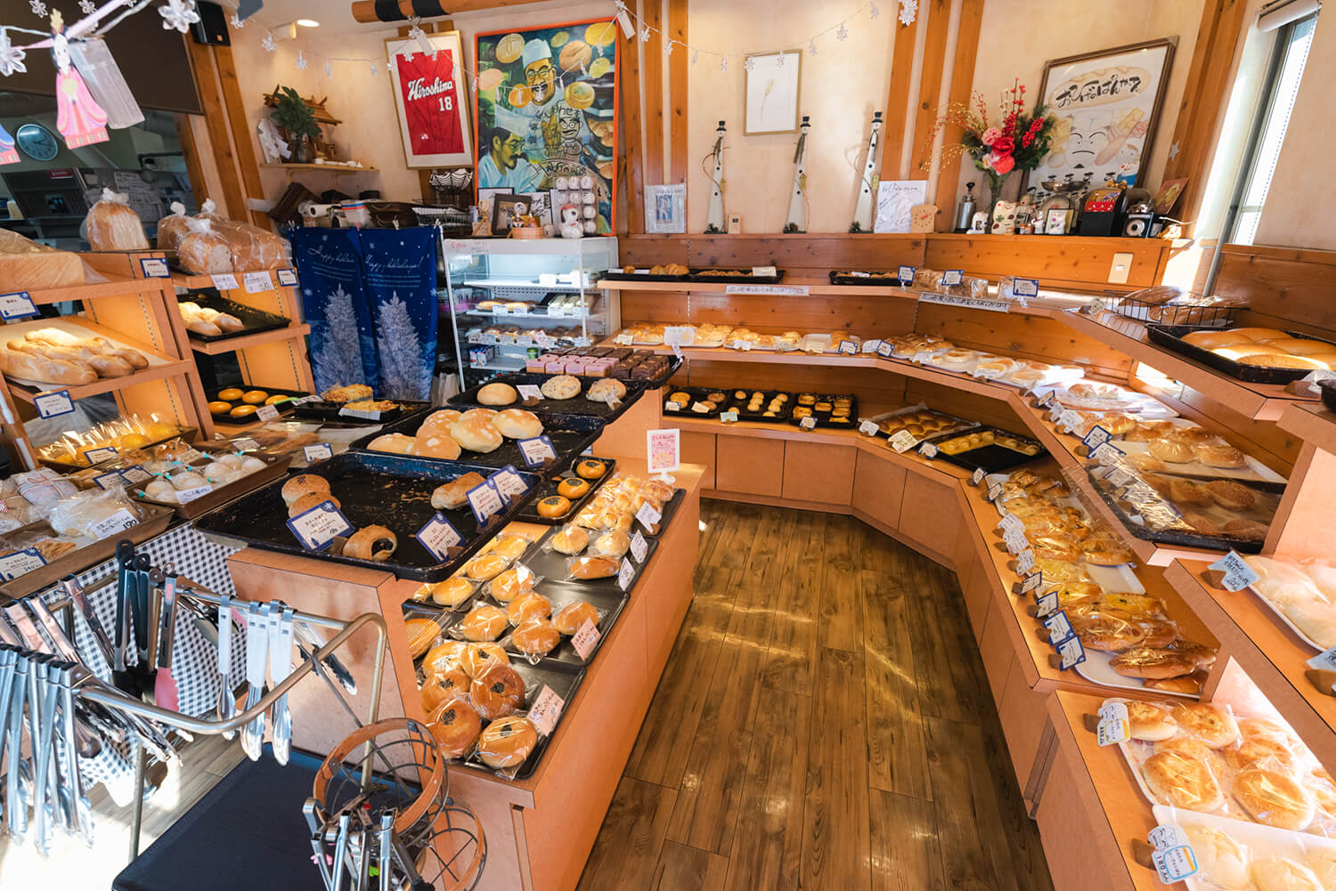 新鮮出爐的麵包從店的後面一字排開。 排隊什麼樣的類型取決於時間。