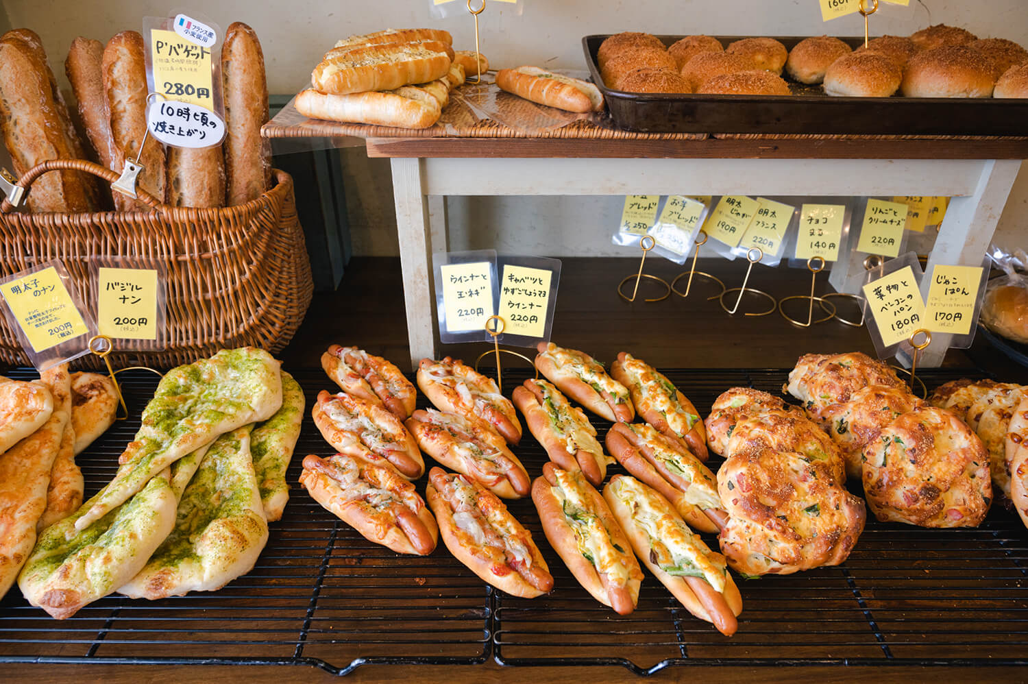 有各種色彩繽紛的小菜和麵包。 有很多在其他地方看不到的稀有產品