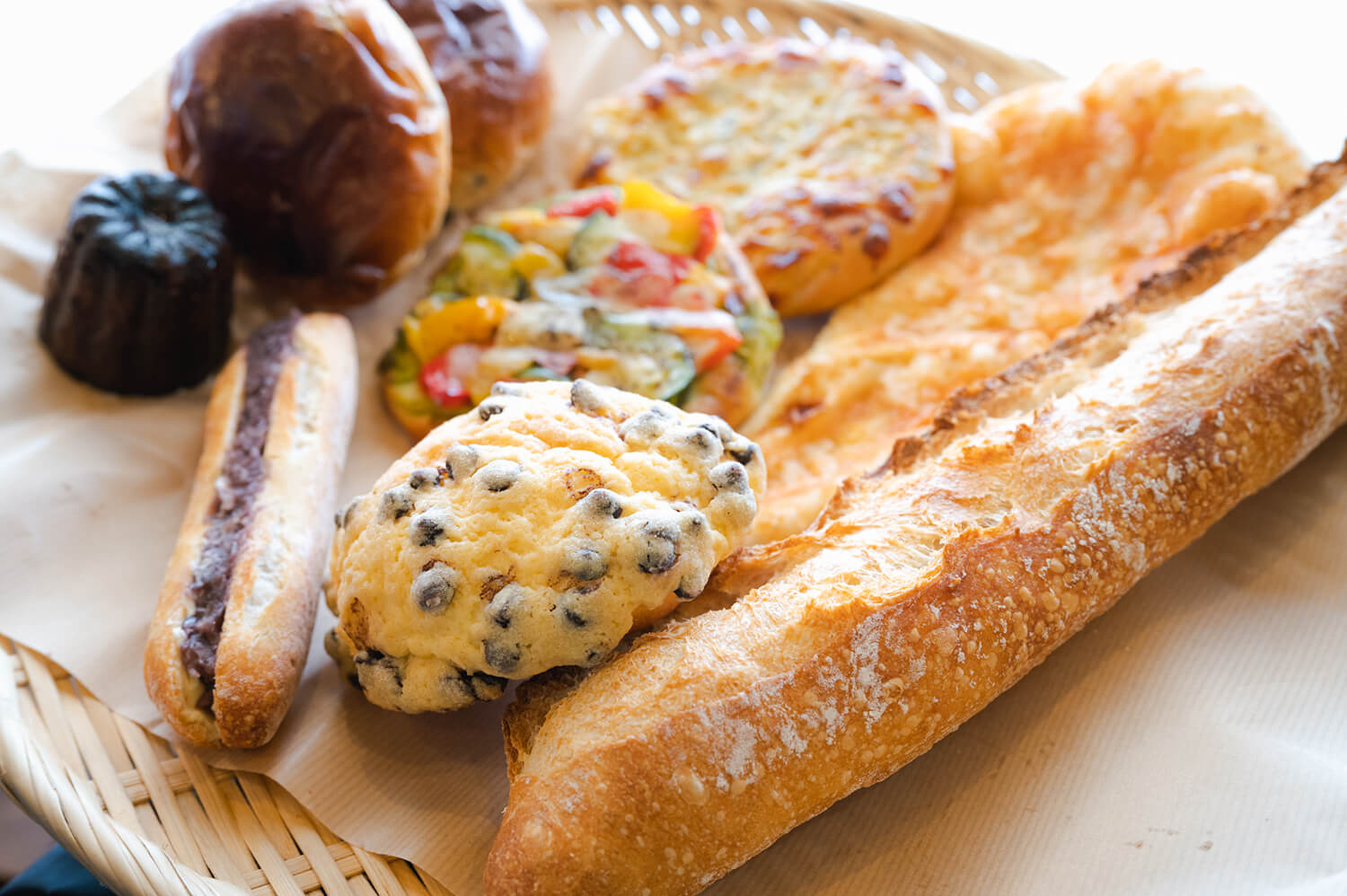 「安巴塔法國」170日圓、「巧克力哈密瓜麵包」160日圓、「法國麵包」280日圓