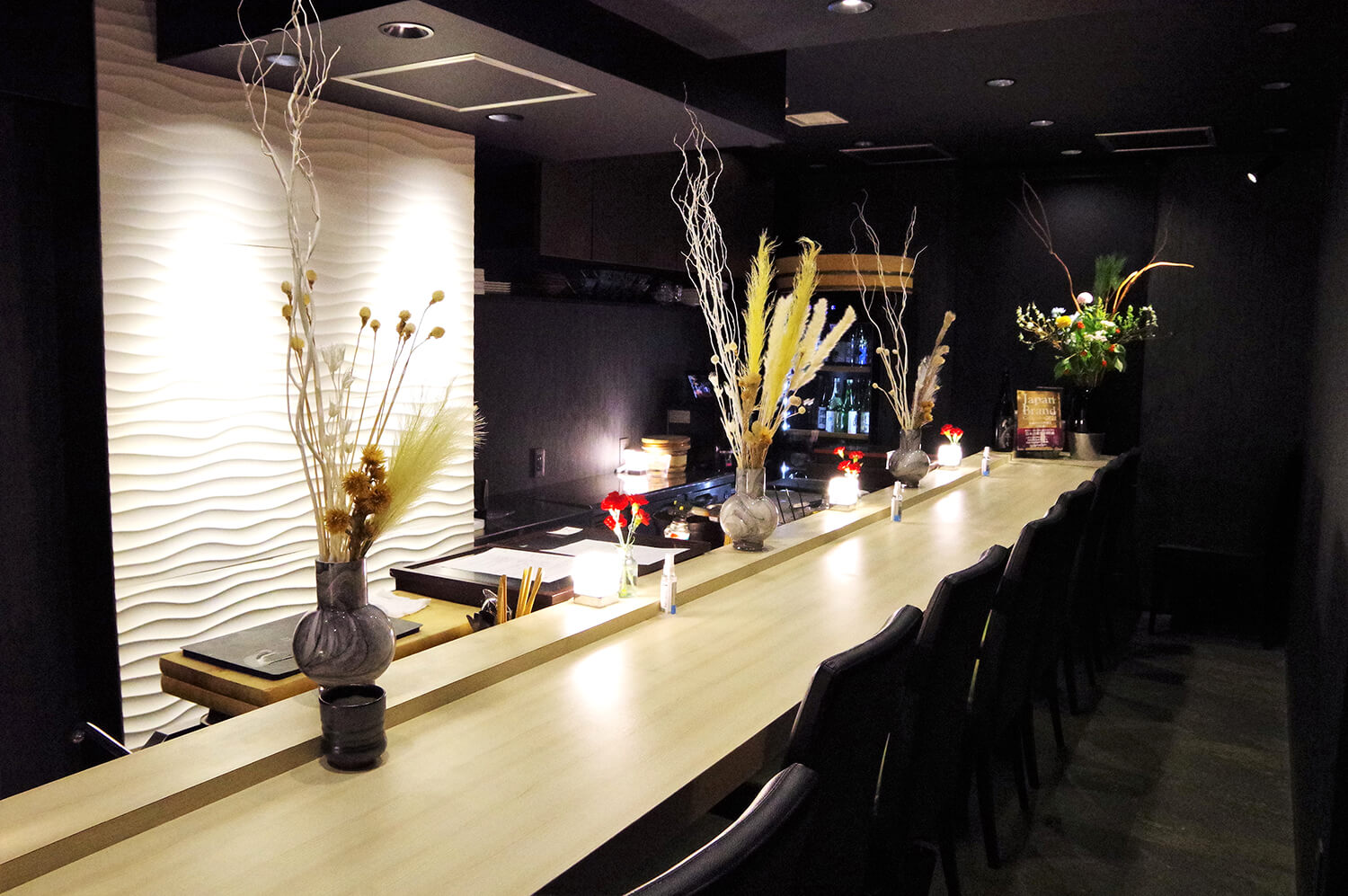  The restaurant's interior has a relaxed atmosphere with a black base color like a bar.