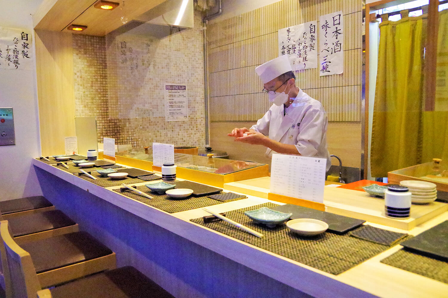  There are only 8 seats at the counter, and you can enjoy a friendly atmosphere and conversation with the owner.