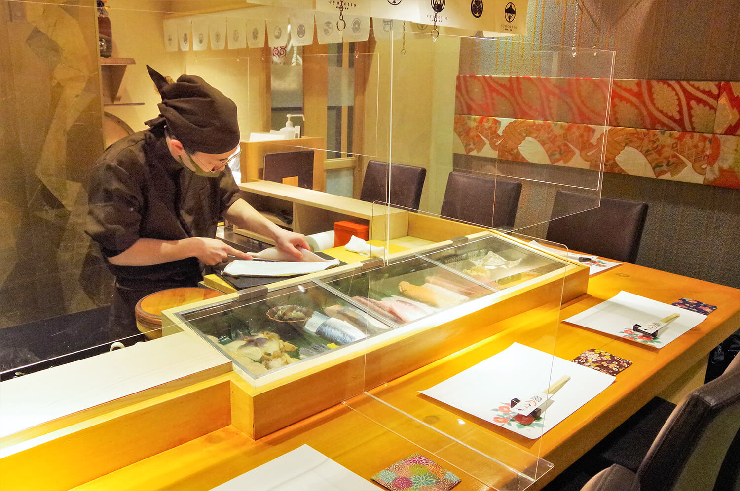  In addition to the counter seats where you can watch the owner work up close, there is also a private room with a capacity of 4 people.