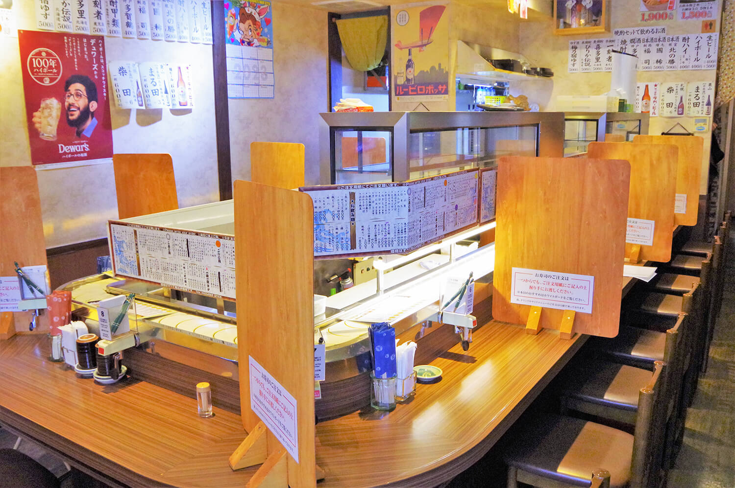  There are 13 counter seats. A large dividing board on the table allows diners to eat without worrying about the eyes of others, which is popular among solo customers.