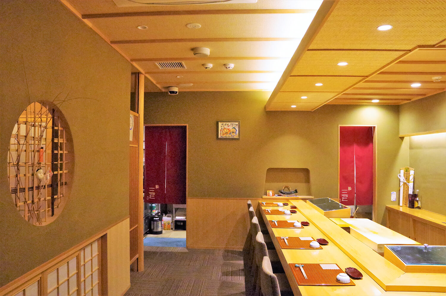  In addition to counter seating, there is a private room behind the wall that can accommodate up to 6 people.