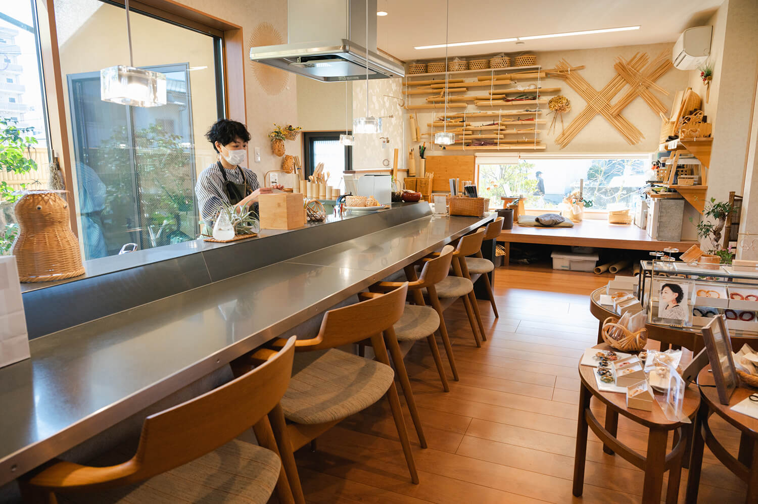 一個商店與工作坊合而為一的設施。 你可以近距離觀察並體驗細膩的技巧