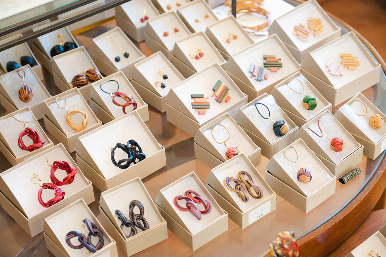 無論在什麼場合，總有一款配飾能讓你看起來微妙而華麗。 它受歡迎的原因是它輕巧耐用。