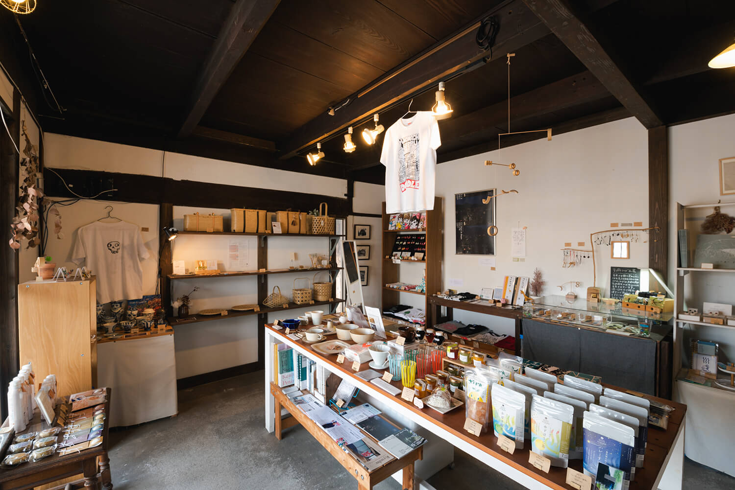 店內小巧，擺滿了俏皮又時尚的商品