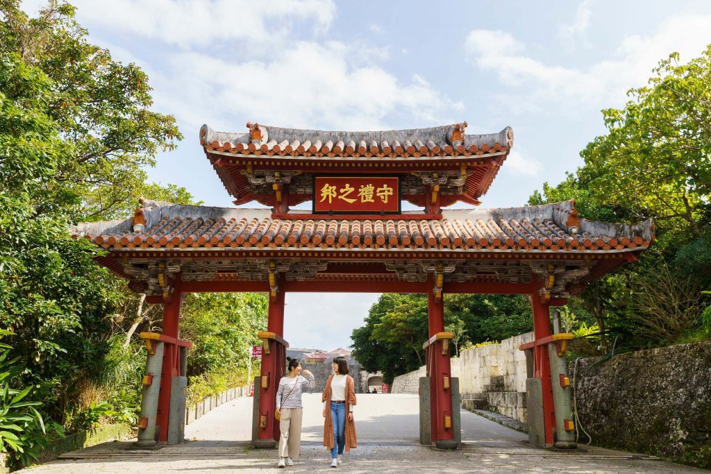 這是一趟為期兩天一夜的旅行，搭乘當地巴士「OMO5 沖繩那霸 by 星野集團」，以認識「那霸」。 推薦的模型課程，無需車輛即可享受