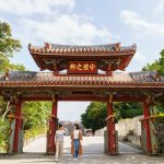 這是一趟為期兩天一夜的旅行，搭乘當地巴士「OMO5 沖繩那霸 by 星野集團」，以認識「那霸」。 推薦的模型課程，無需車輛即可享受