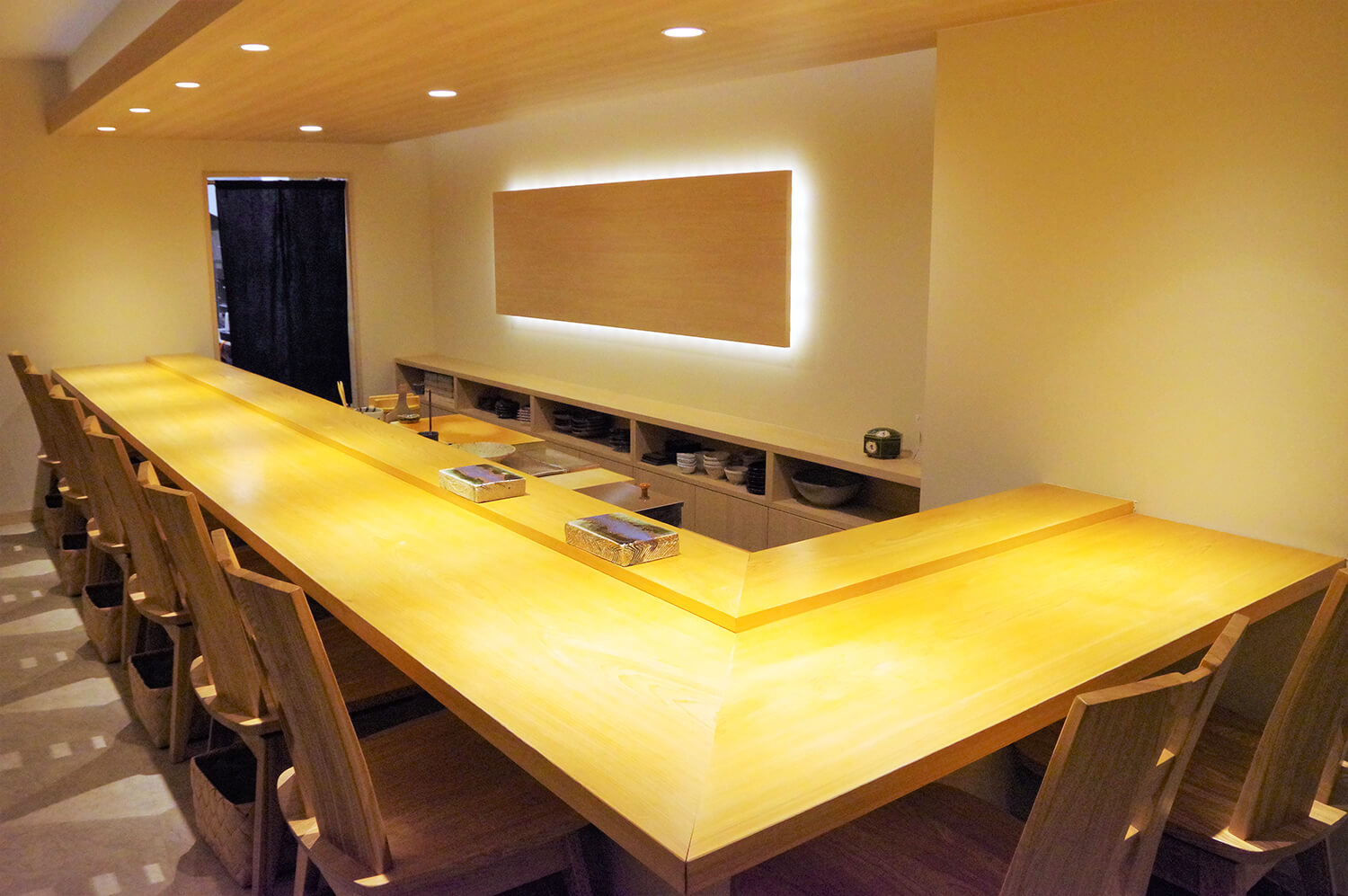  A hidden gem on the second floor of a building. There are only eight seats at the counter so that the owner can keep a close eye on the customers.