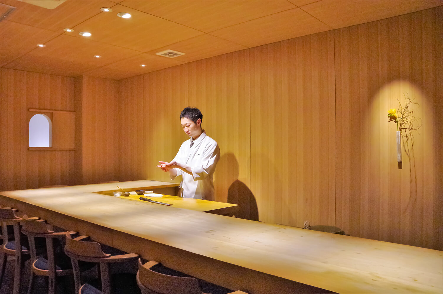  The owner, who left his job as a salaried worker to train at sushi restaurants in Hokkaido and elsewhere before setting up his own restaurant.
