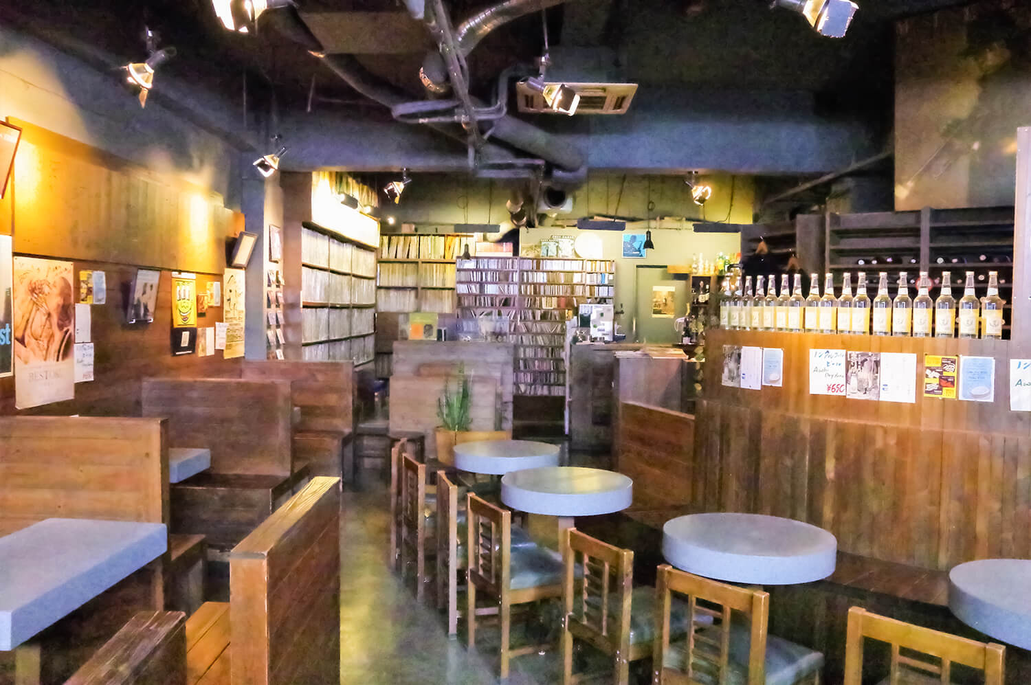  Counter and table seating is available for those who want to listen to music or enjoy a lively atmosphere with a few people.