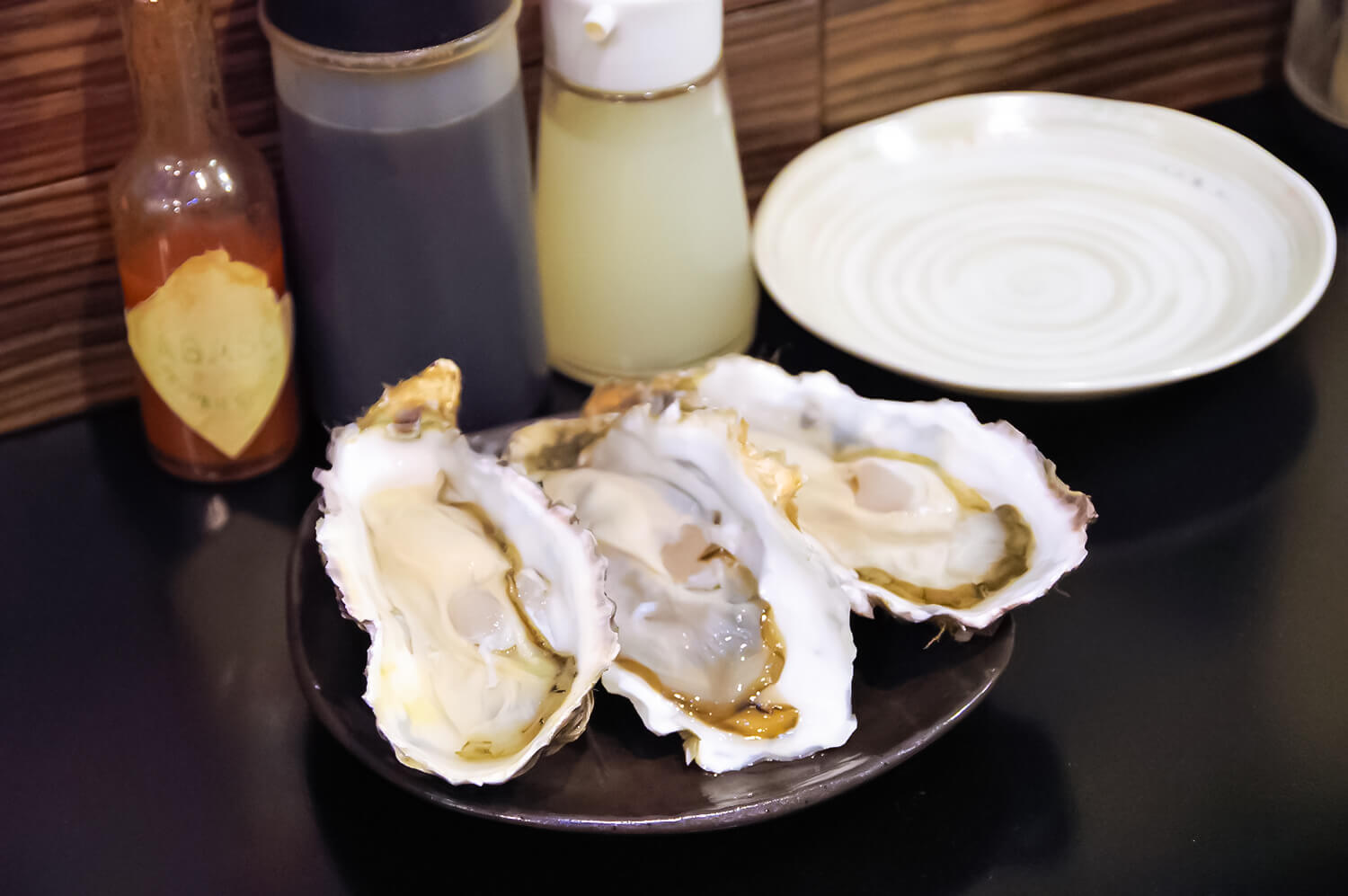  Fresh oysters are 150 yen each. Chili pepper sauce, ponzu (Japanese citrus juice), and lemon juice are available on the table.