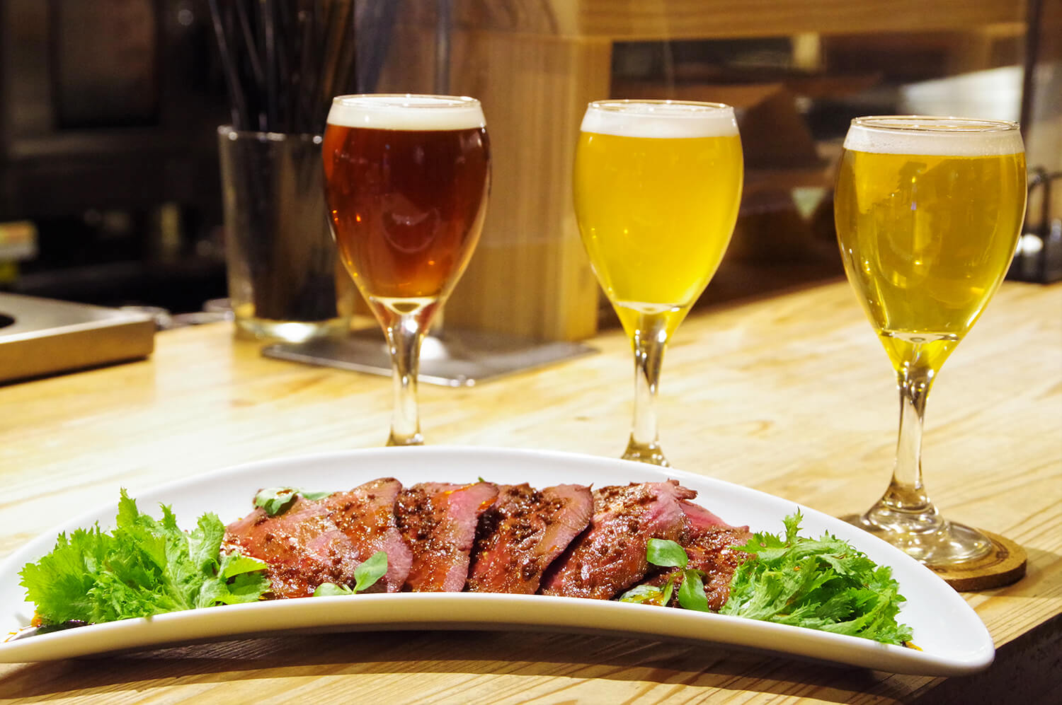  Cold Hokkaido Ezo sika deer (890 yen) and a variety of beers in small glasses (150 ml) that are easy to compare. Large glasses (250ml) are also available.