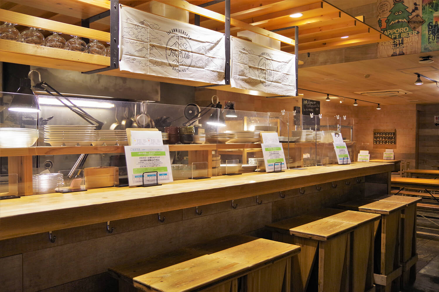 The bright interior of the restaurant. There are table seats as well as counter seats, making it easy to use by yourself or in a group.