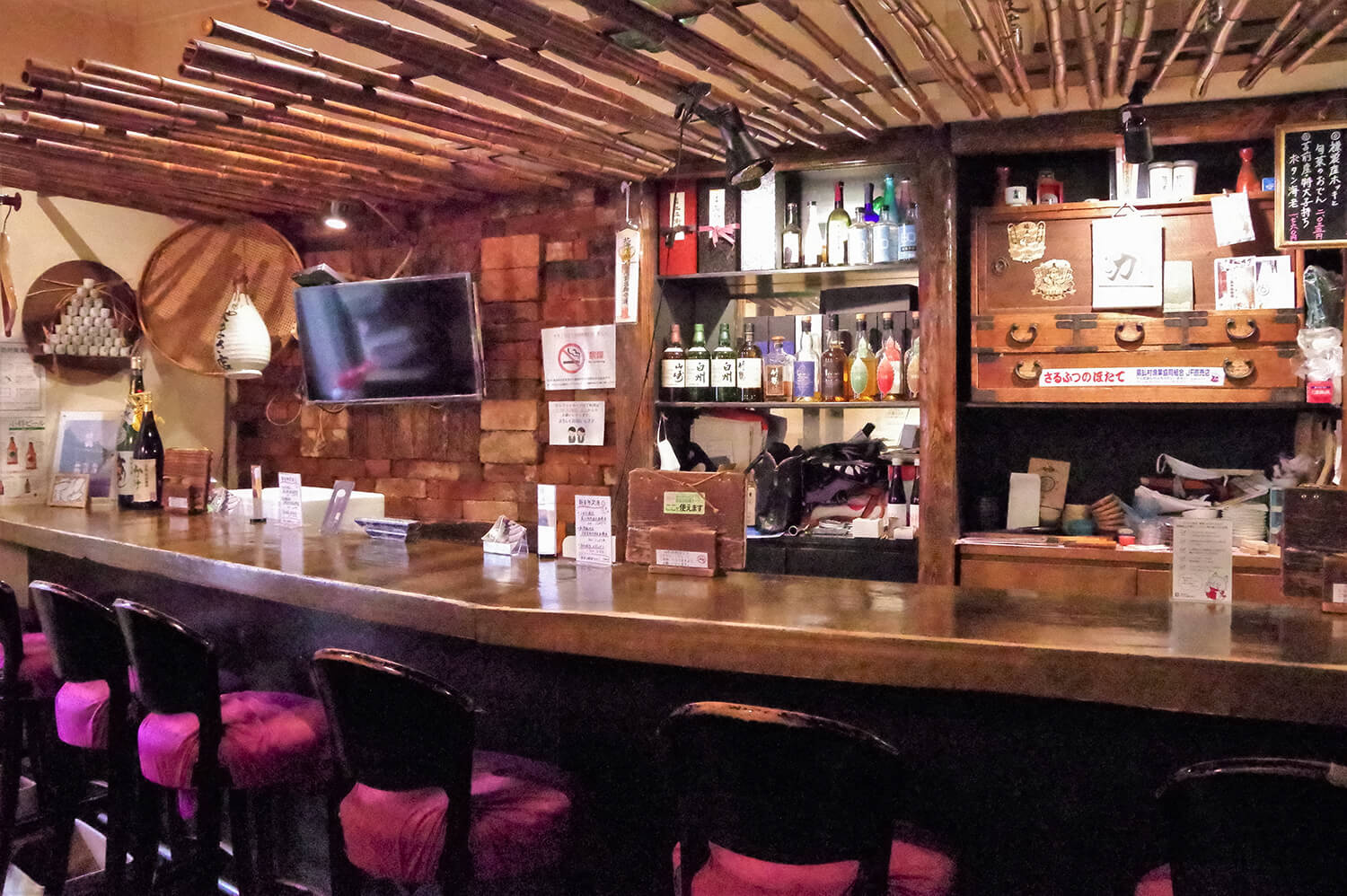  The restaurant seats about 30 customers. In addition to counter seats, there are also table seats and small seats with sunken kotatsu.