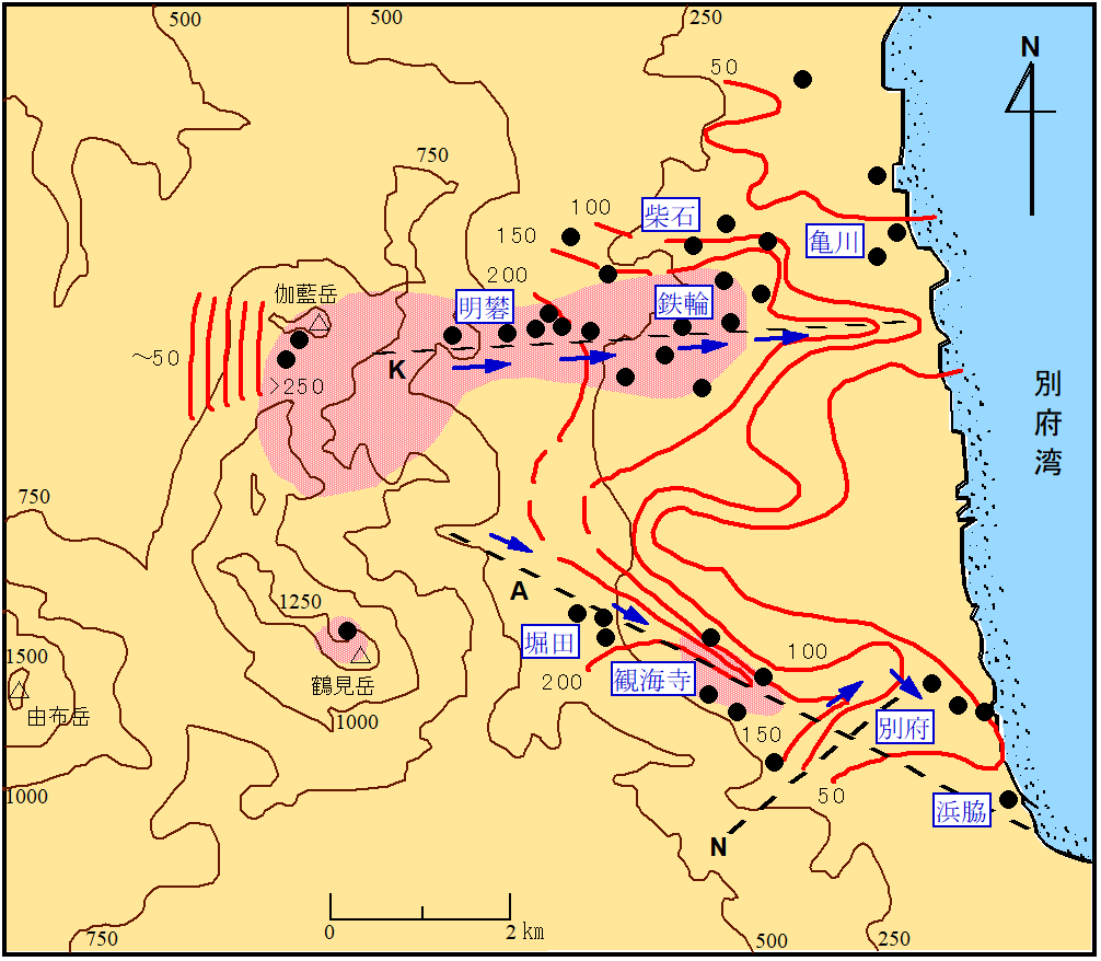 虛黑線為斷層（A：淺川斷層，K：神繩斷層，N：無名風西斷層），→為熱水流向，● 為過去自然湧出的溫溫泉與地獄，紅色曲線為海面以下100公尺深處的地溫分布，粉紅色陰影為熱水與蒸氣共存區域。圖片來源：別府溫泉地球博物館