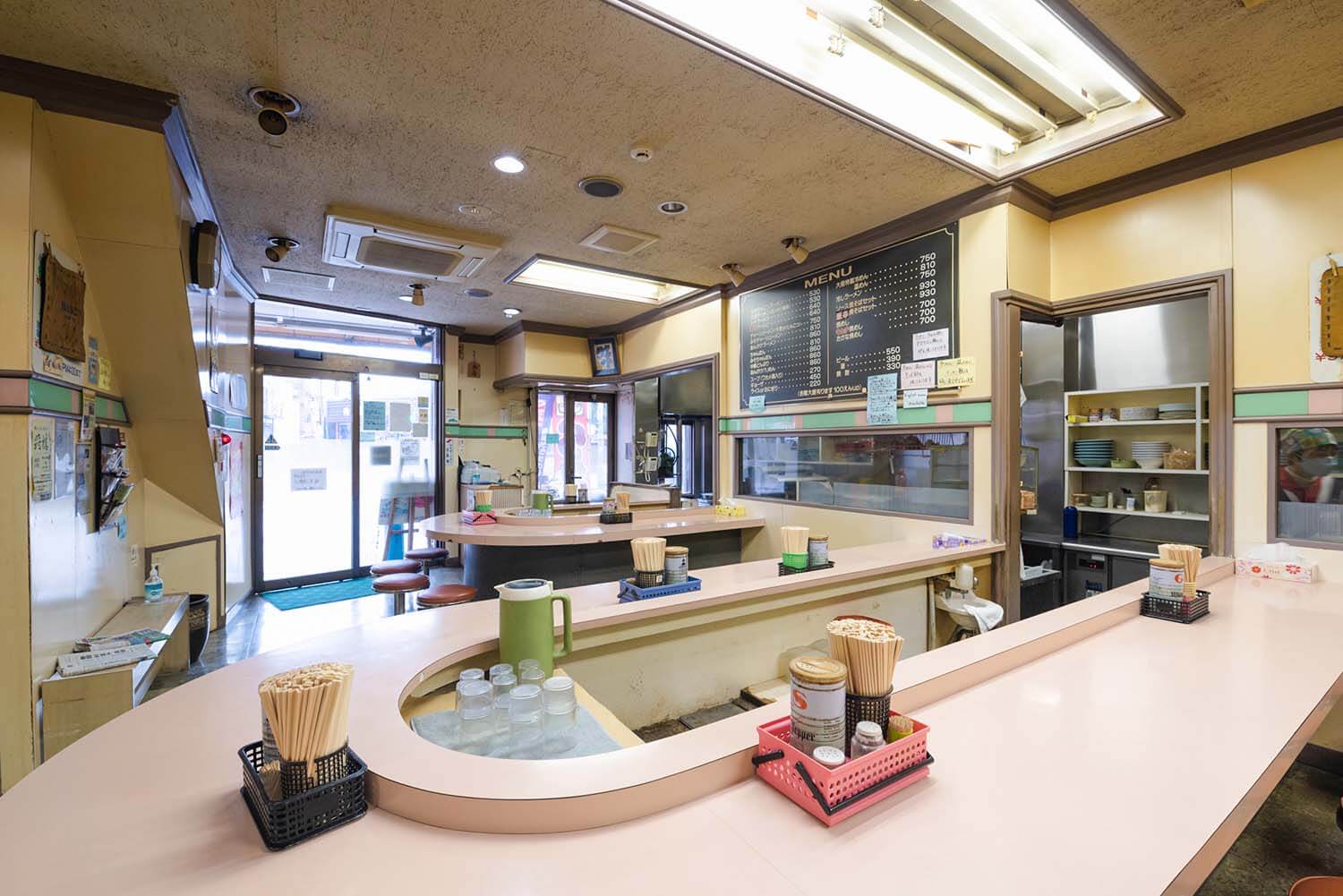 店內有兩個U型吧台。 保留了昭和復古人氣食堂的氛圍