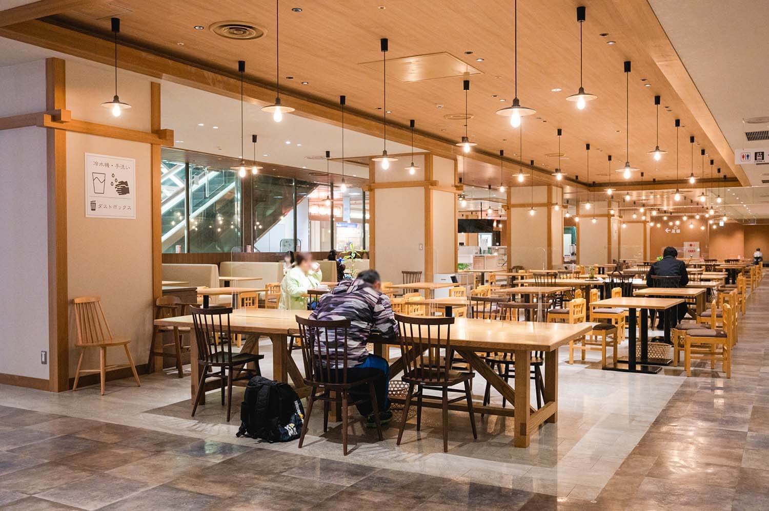 你可以在百貨公司「常葉別府」寬敞的美食廣場用餐