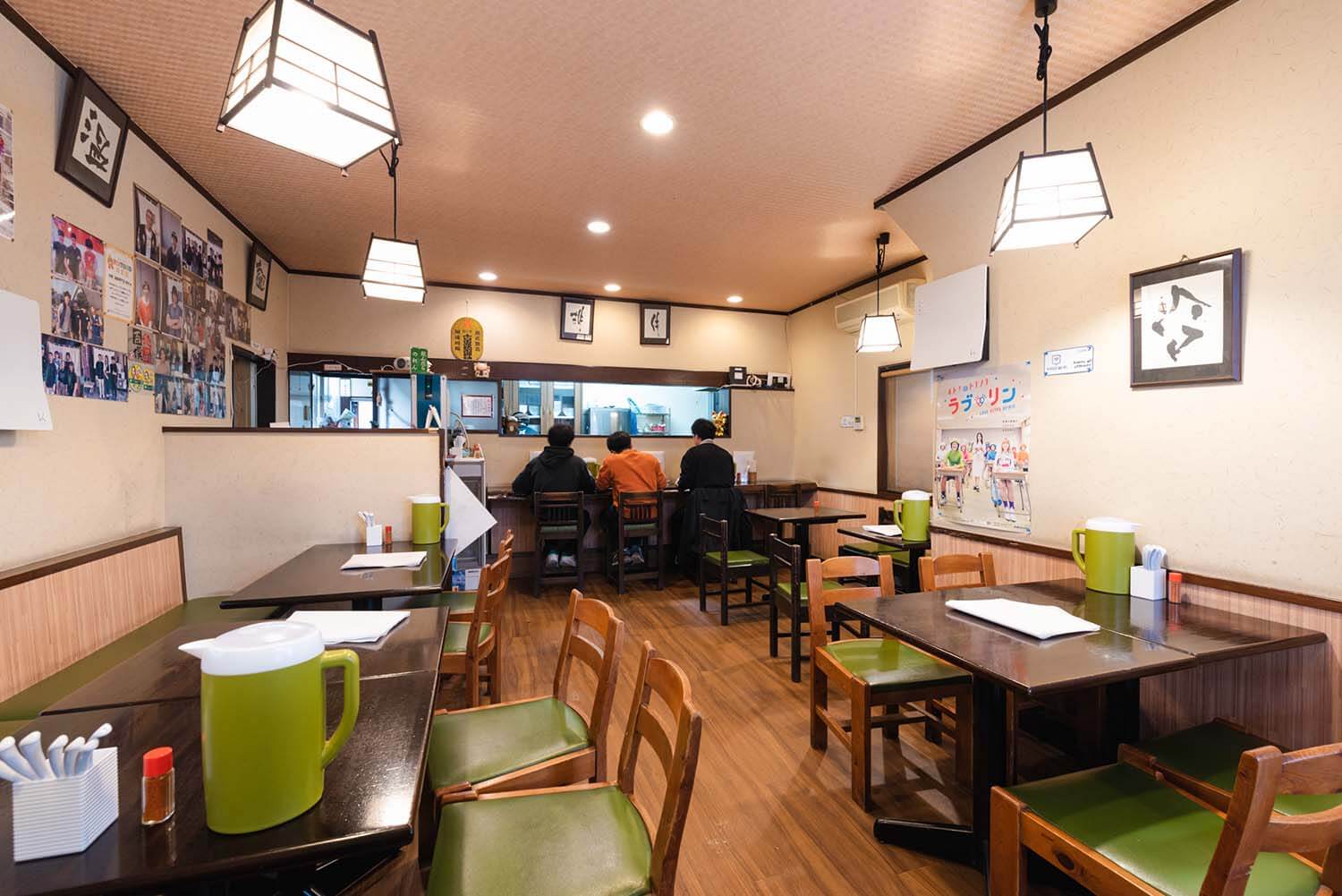 非常受歡迎的餐廳，隨時排隊。 一樓有吧台和桌子，二樓有榻榻米房間