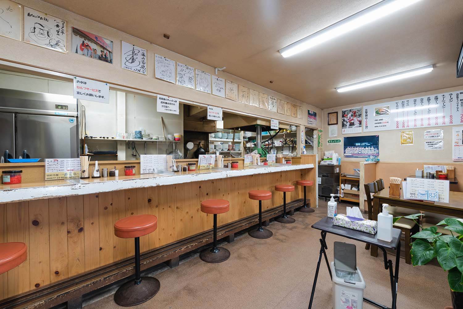 店內有6個吧台座位和8張桌子。 在一天中的任何時間，顧客來來去去都不會受到干擾