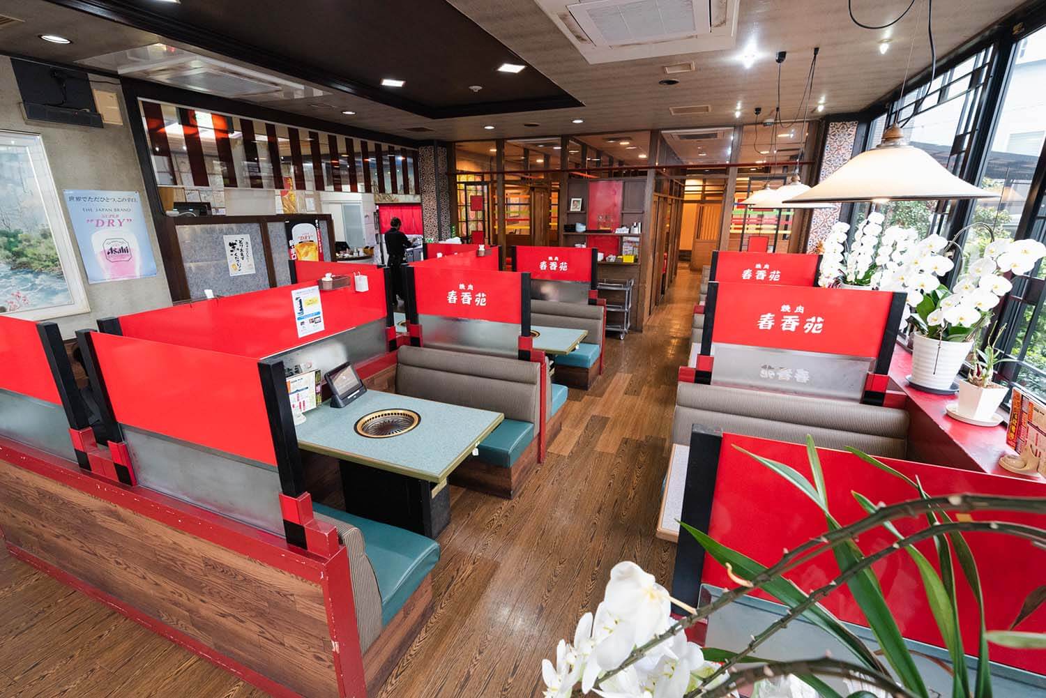 店內空間寬敞，總共約有300個座位。 每張桌子都很寬敞，所以每個團體都可以悠閒地享受