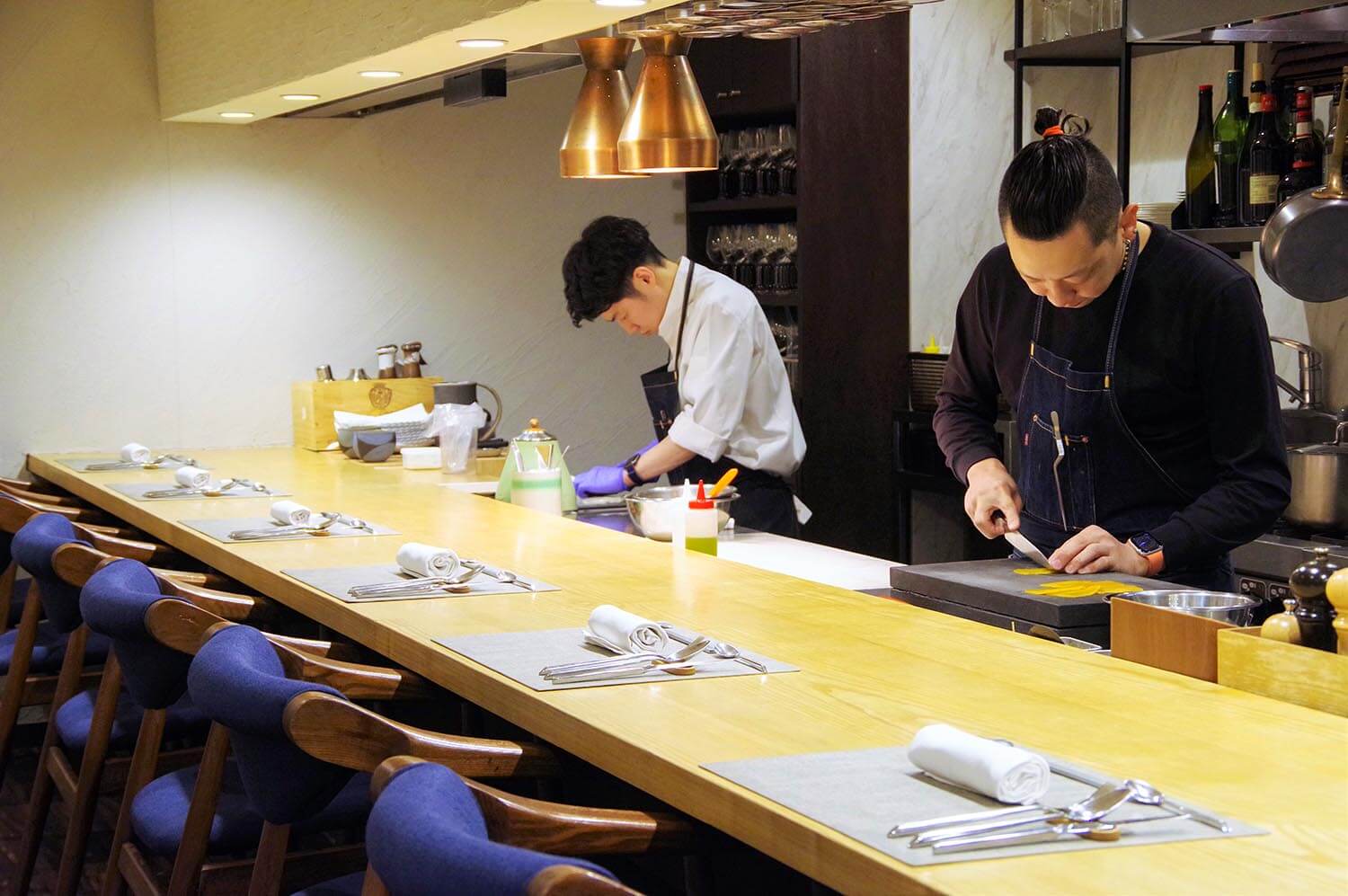 只有吧台座位，共有8個座位。