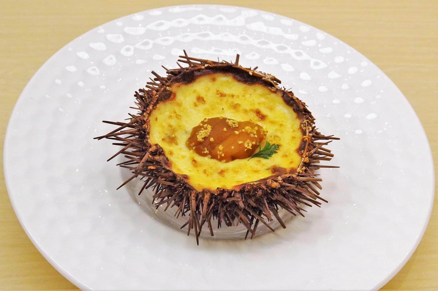 「Uni gratin」JPY1320。 焗烤丼使用了開放的海膽殼