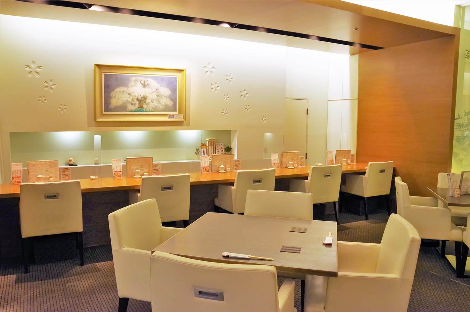 除了桌子座位和吧台座位外，還有小半私人包廂。