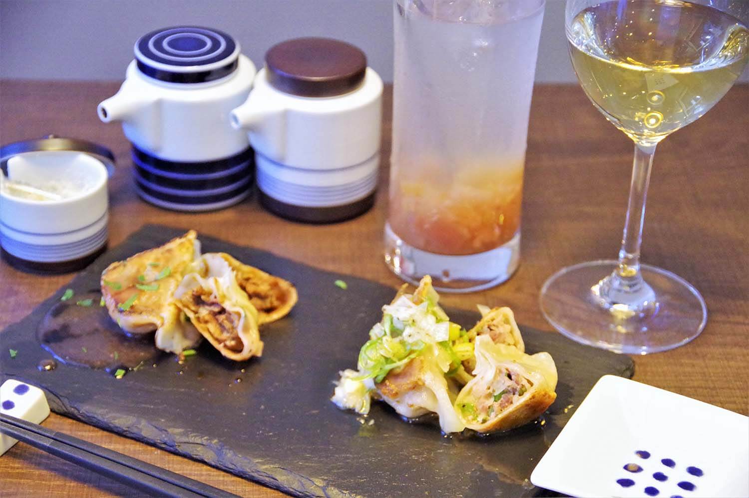 從左起，「野味、甜菜根、番茄乾餃子」和「牛舌、九條蔥、烤餃子」各4個660日圓（照片各2個）