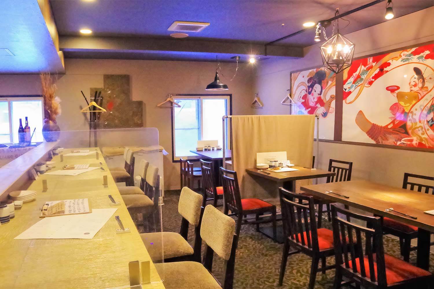 除了桌子座位外，還有吧台座位，一個人也很方便使用