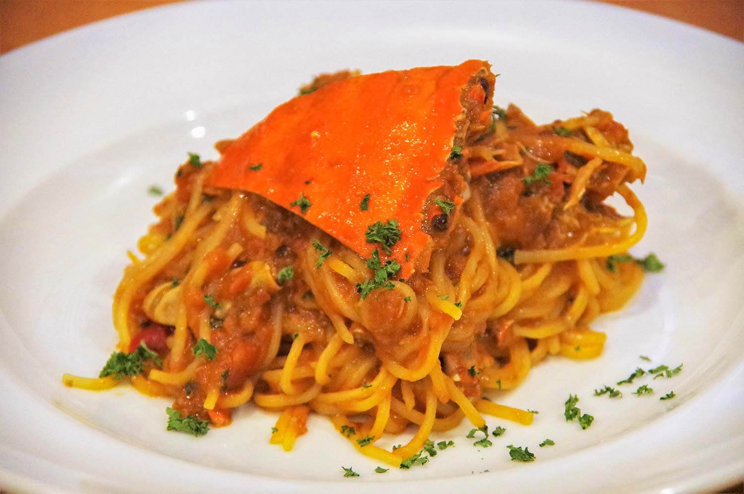 「藍蟹番茄醬義大利麵」JPY1595。 使用北海道小麥新鮮義大利麵製成的細麵條