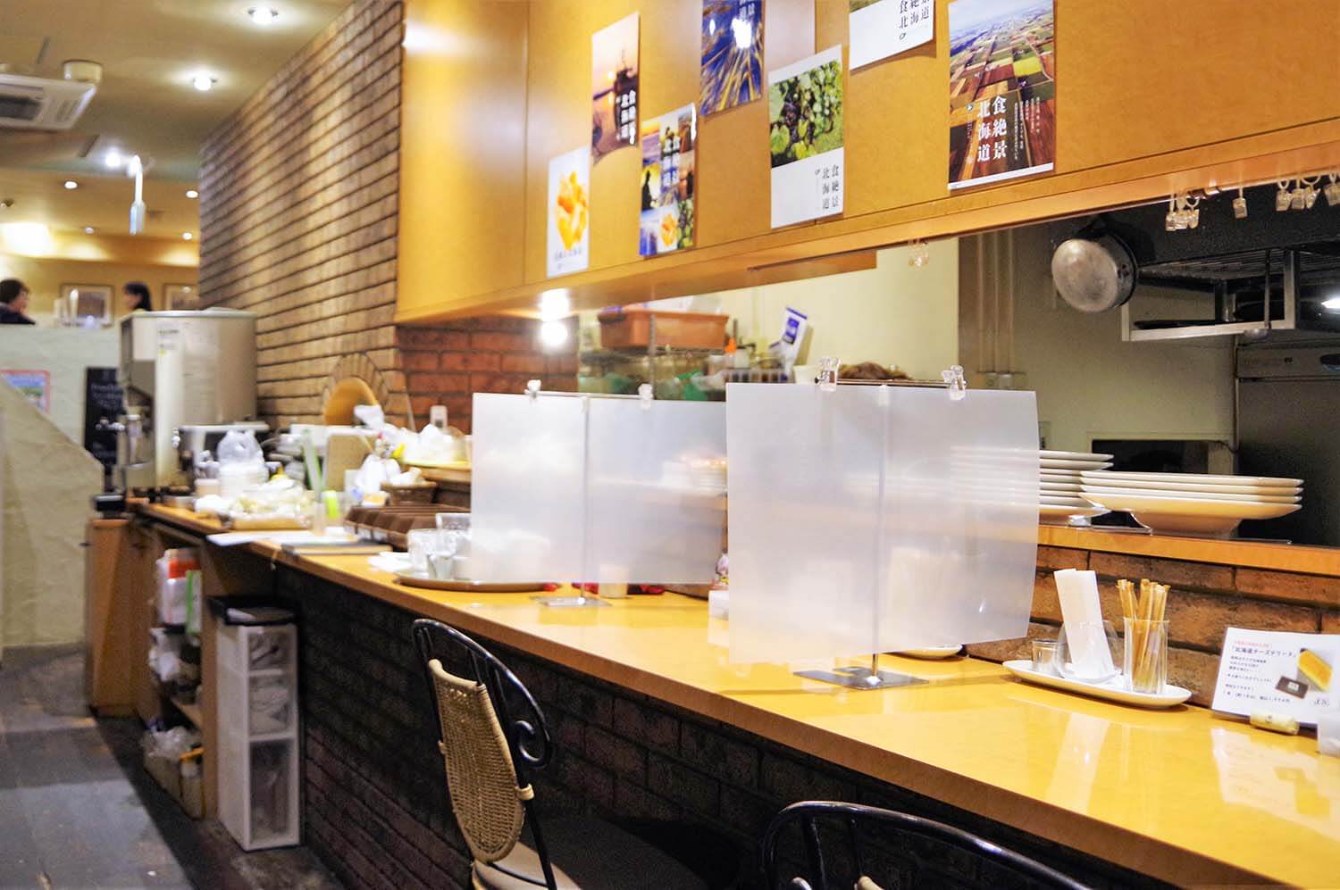 除了可以看到烹飪風景的吧台座位外，還有桌子座位 *店內照片截至 2023 年 5 月