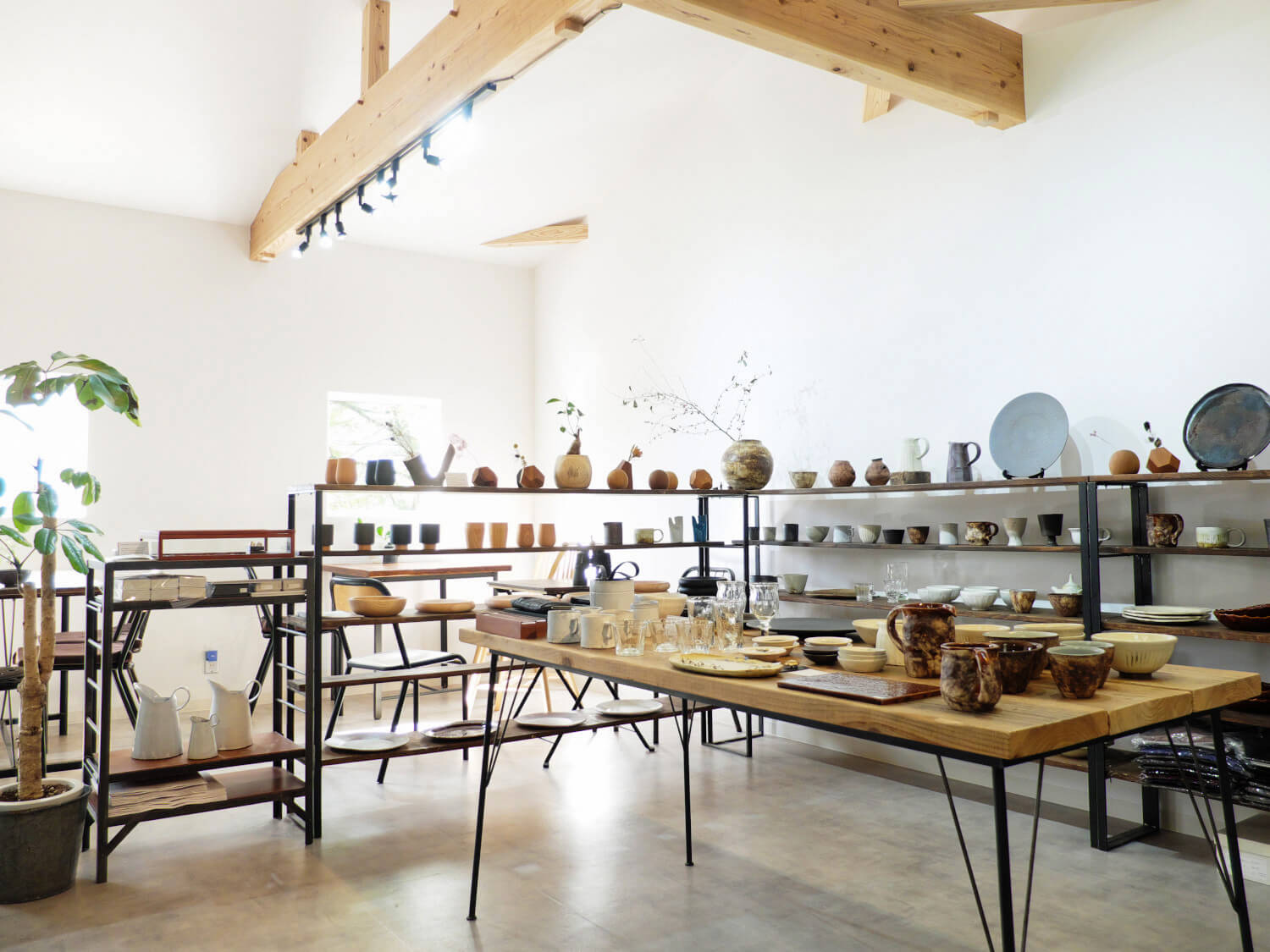 在來自全國各地的20多位手工藝術家一字排開的畫廊©裡，畫廊商店和咖啡館Mono一一排列著具有強烈存在感的作品。