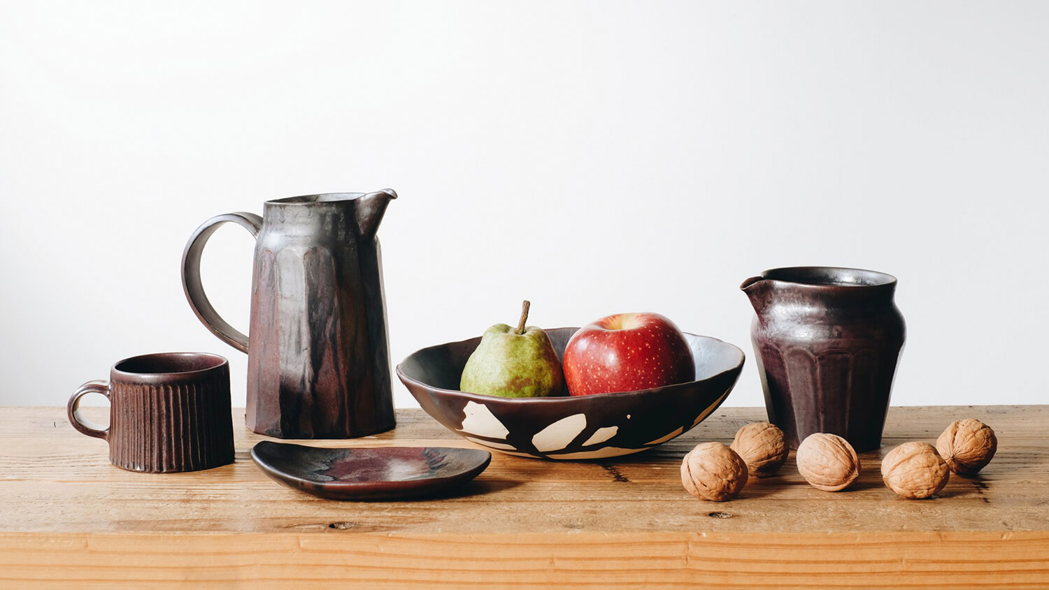 陶藝家 Yoko Hijioka 製作的器皿，散發著柔軟的存在感，“銀釉單口，中”JPY8250 ©畫廊商店和咖啡館 Mono。