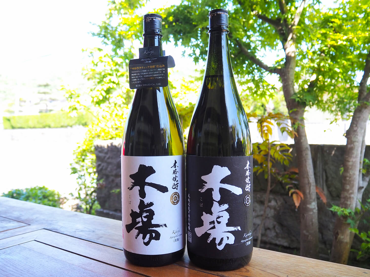 「Kitsu Yellow Koji」（左）和「Kisu Kurokoji」（右）推薦搖滾和蘇打水。 每JPY3100 1,800 毫升