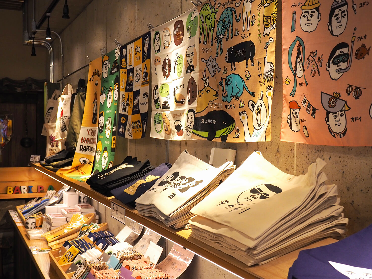 以鹿兒島偉人西鄉隆盛和他的狗 Tsun 為主題的有趣設計的產品一字排開