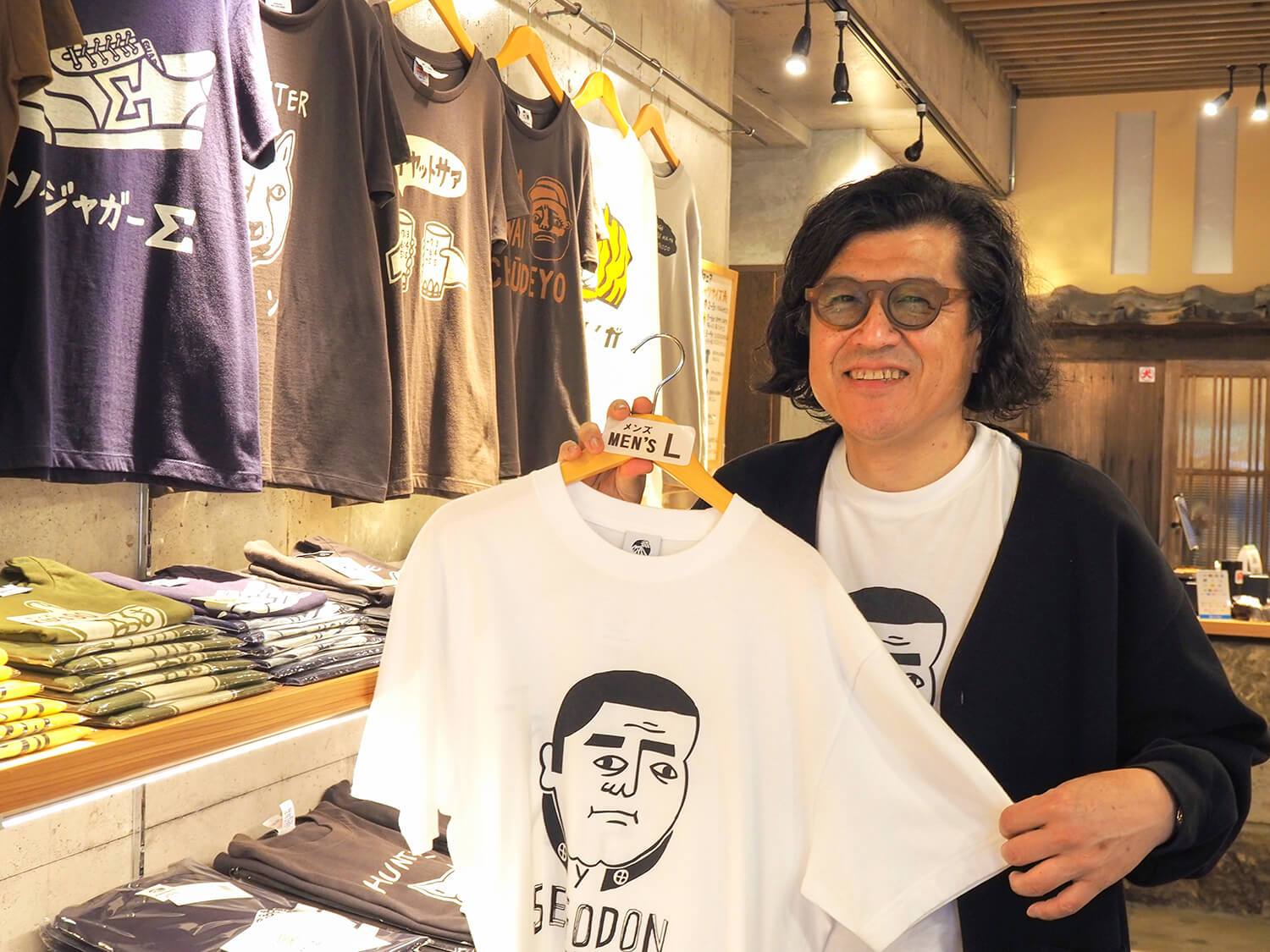 「西鄉丼T卹」JPY2750。 店主兼設計師 Motoyuki Waki 正在向縣內外和國外傳播鹿兒島的魅力